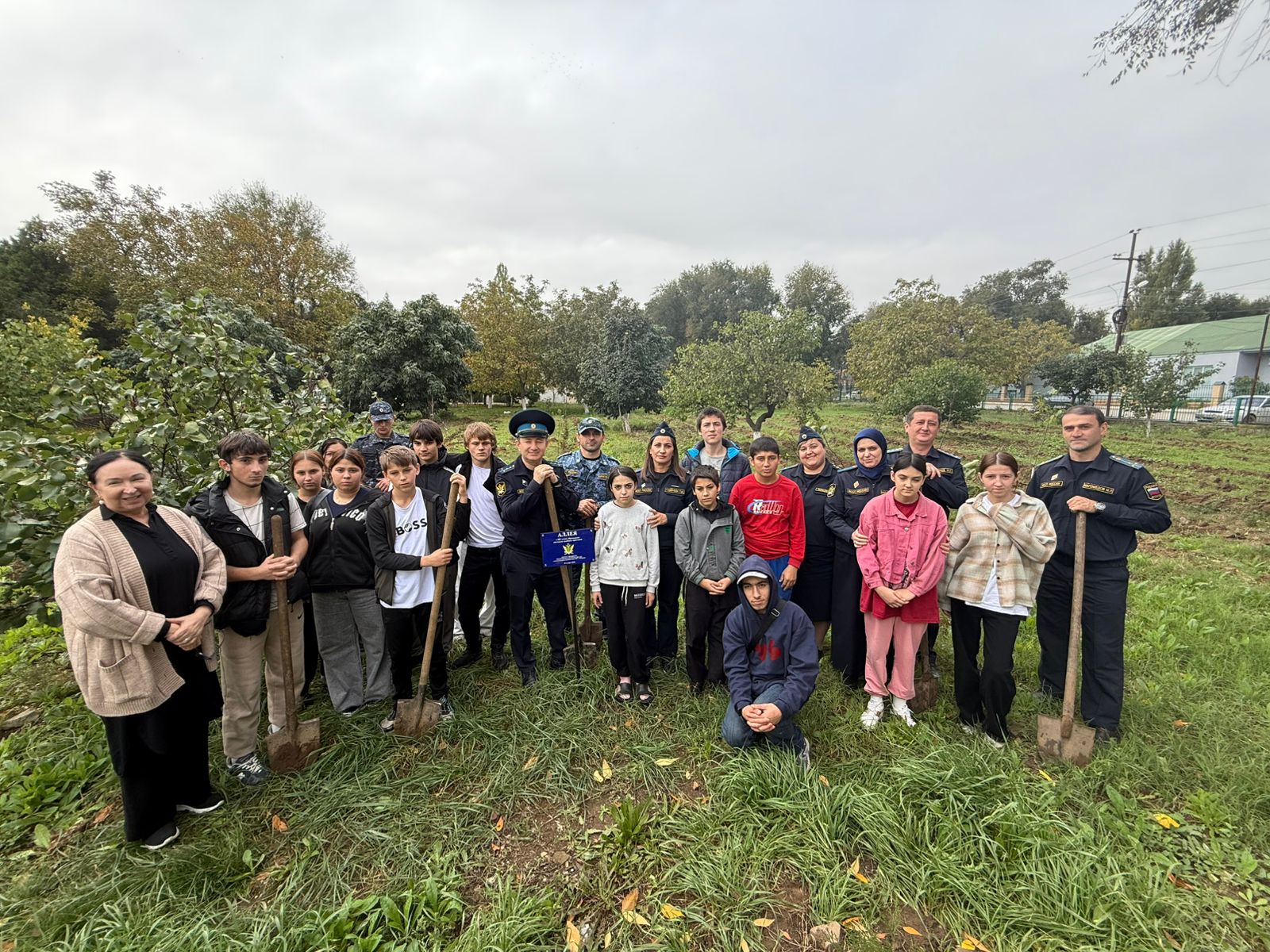 Сотрудники Управления Федеральной службы судебных приставов по Республике Дагестан в Детском доме №7 г.Избербаша провели акцию «Посади дерево!»