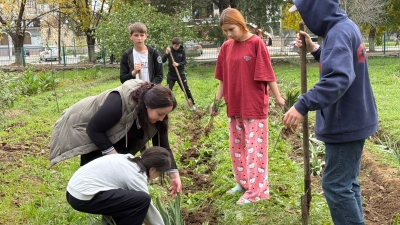 «Детский дом – наш дом, нам заботиться о нём» под таким девизом  воспитанники детского дома облагораживают свой сад посадкой цветами.