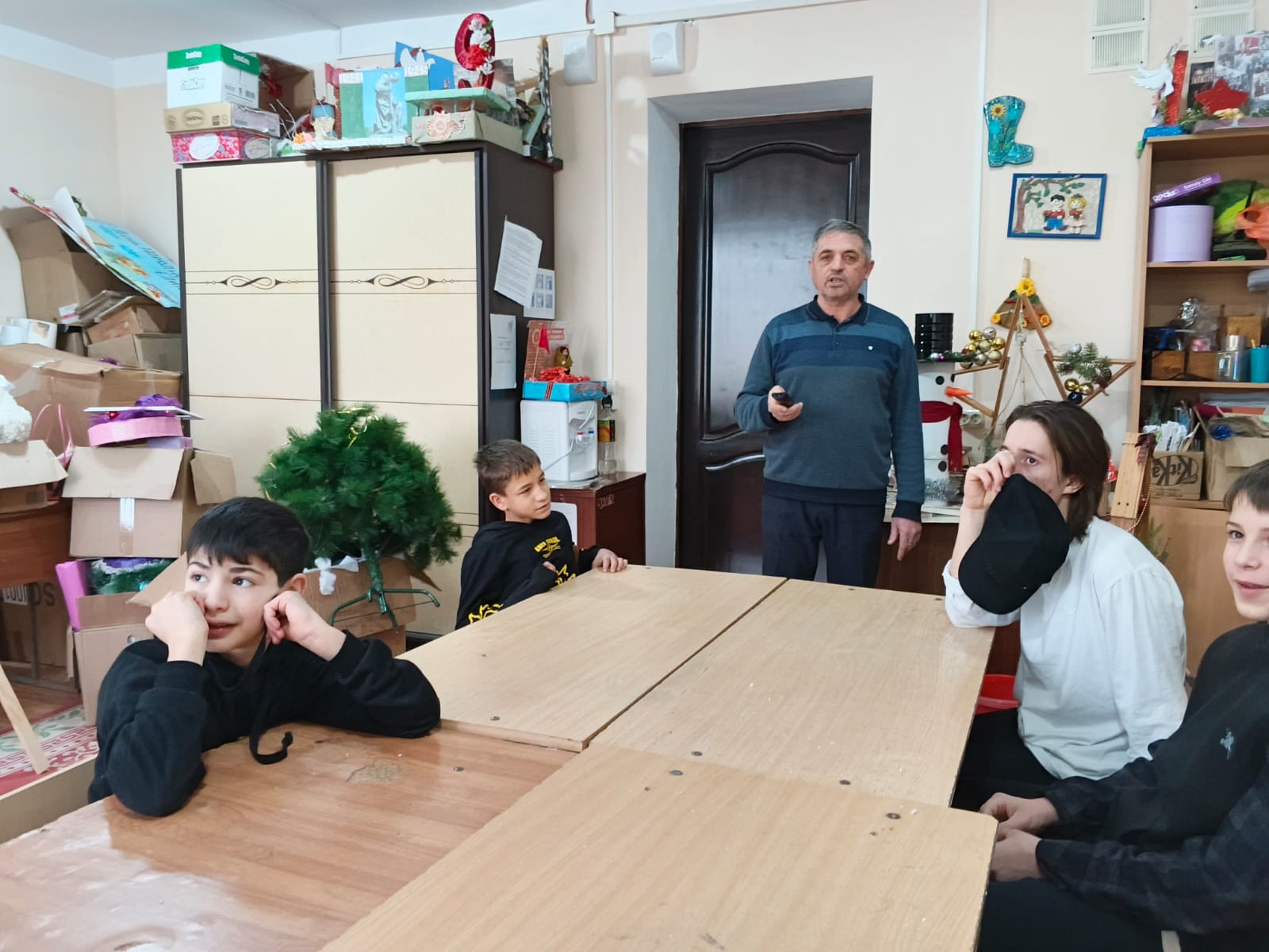 В детском доме №7 педагог т/о "Умелец" Гасайниев Г.Б. среди воспитанников групп провел интеллектуальную игру "Светофор". Состязались 2 команды.