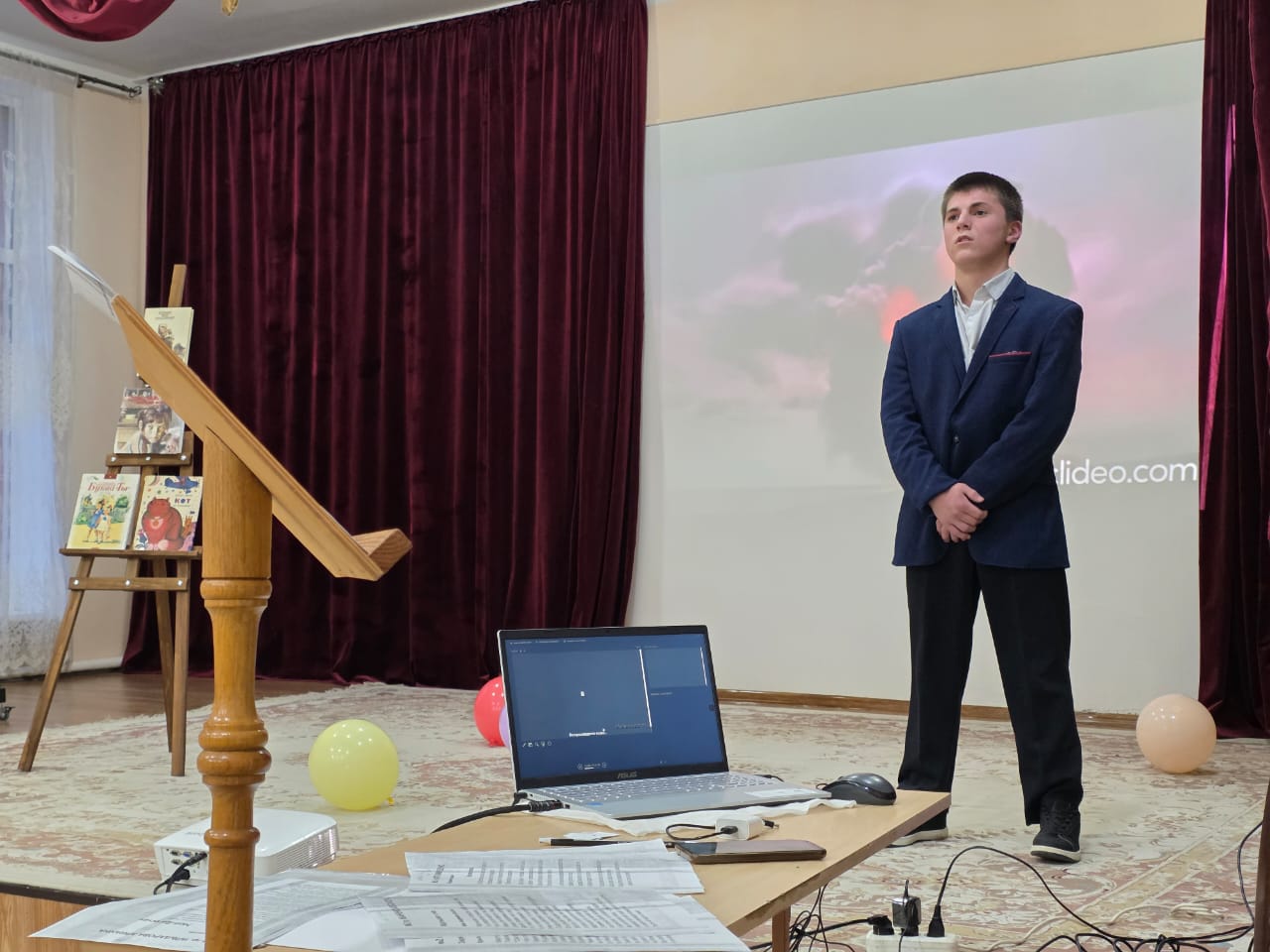 Поэзия чудесная страница  Для нас сегодня открывает дверь,  И чудо пусть любое сотворится  Ты главное в него всем сердцем верь!  Любовь и красота природы,  Дорога сказок, мир-любой, -  Подвластно все поэзии, попробуй!  И дверь в ее страну открой!