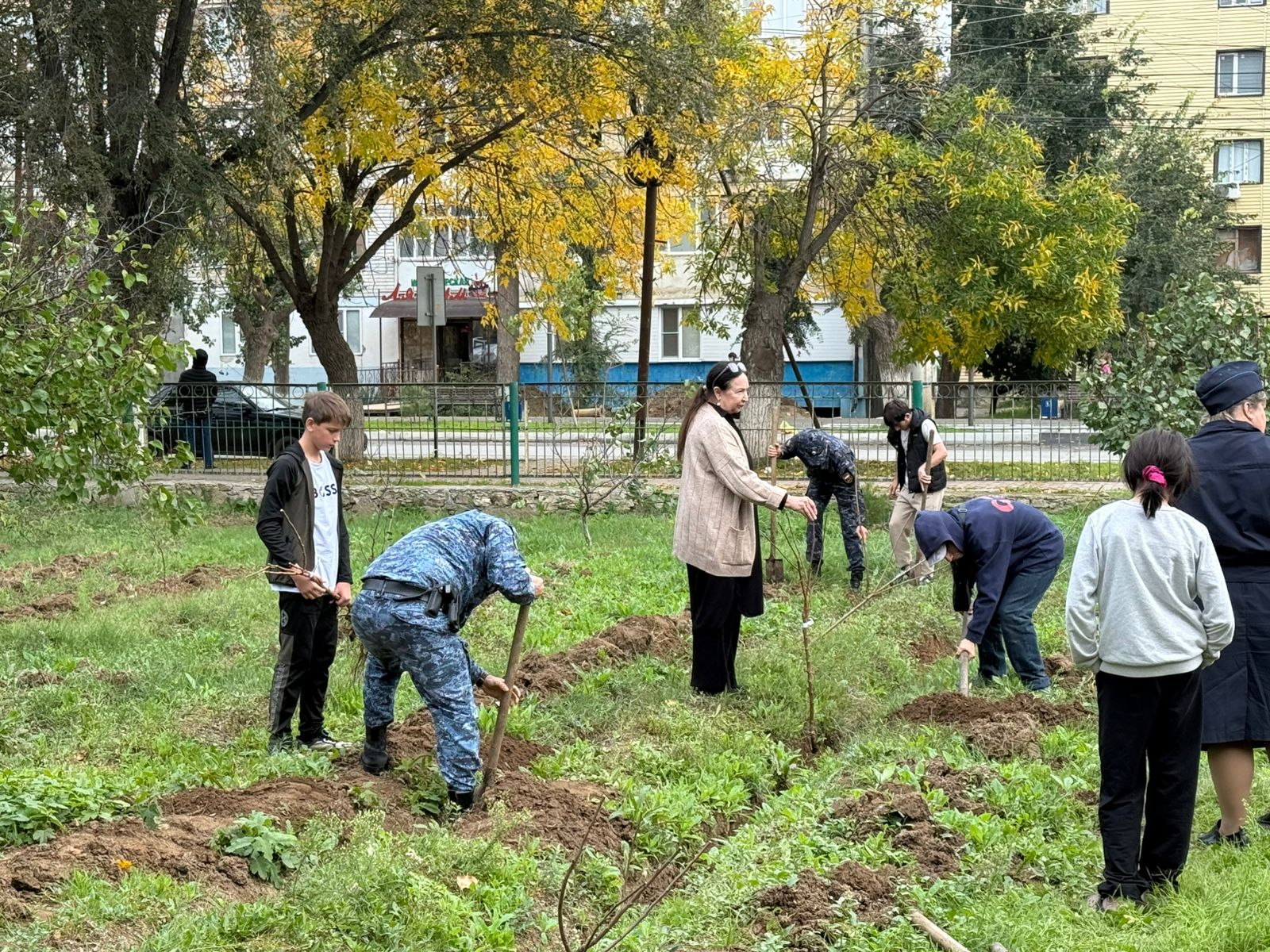 Сотрудники Управления Федеральной службы судебных приставов по Республике Дагестан в Детском доме №7 г.Избербаша провели акцию «Посади дерево!»