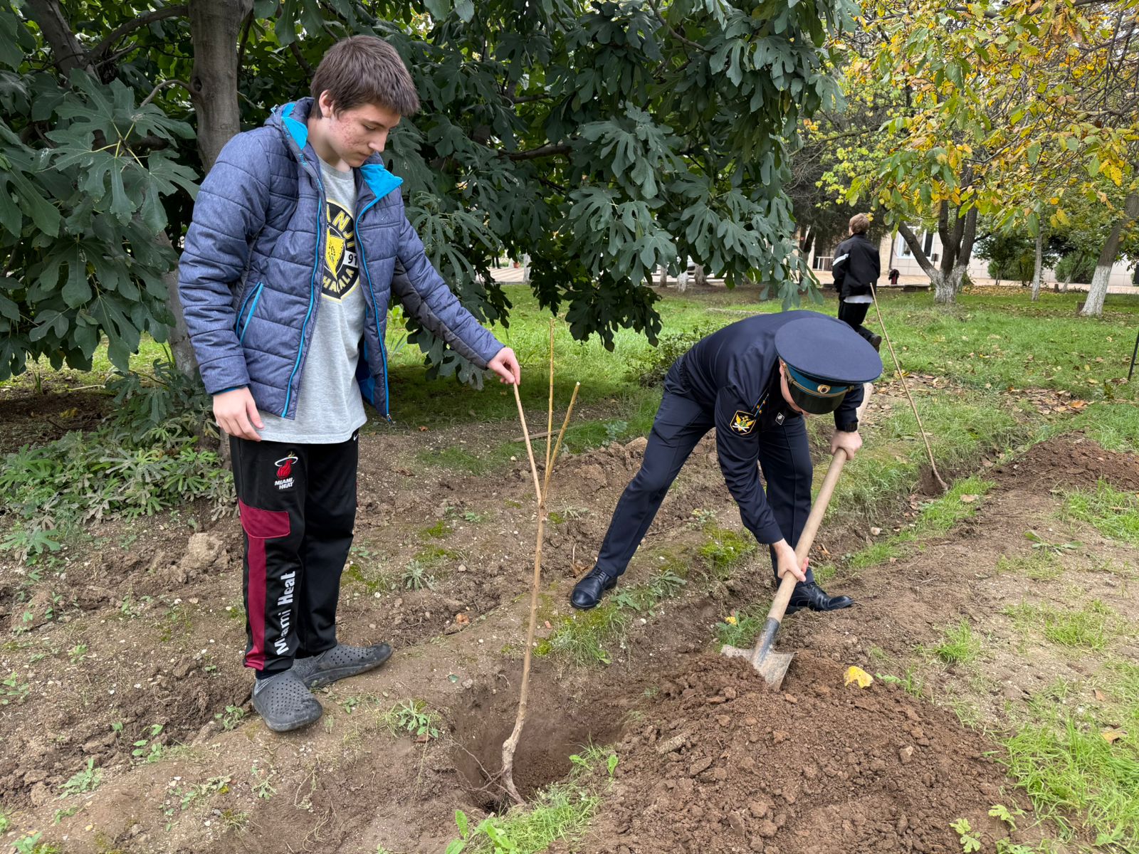 Сотрудники Управления Федеральной службы судебных приставов по Республике Дагестан в Детском доме №7 г.Избербаша провели акцию «Посади дерево!»