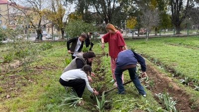 «Детский дом – наш дом, нам заботиться о нём» под таким девизом  воспитанники детского дома облагораживают свой сад посадкой цветами.