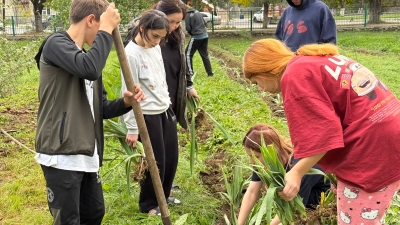 «Детский дом – наш дом, нам заботиться о нём» под таким девизом  воспитанники детского дома облагораживают свой сад посадкой цветами.