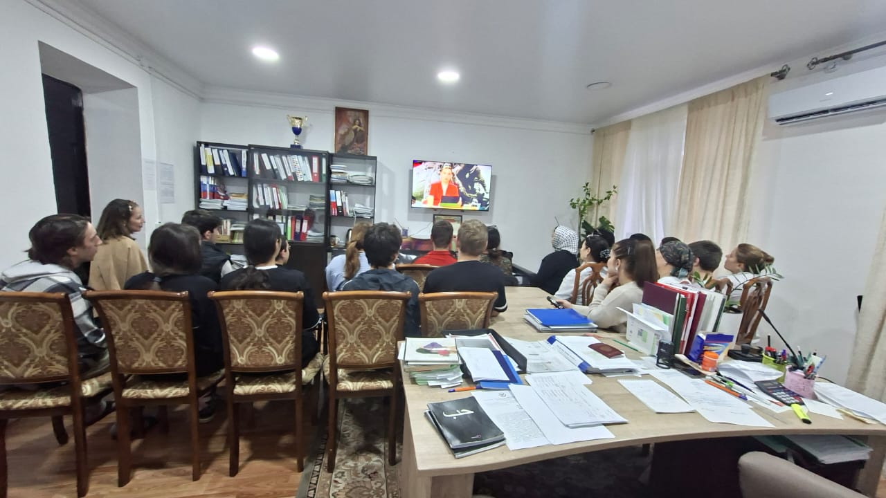 Детский дом №7, прямо сейчас смотрит прямую линию с Главой Республики Дагестан Сергеем Меликовым. Эфир внимательно слушаем и следим за поставленными вопросами на которые Глава Республики дает ответ.