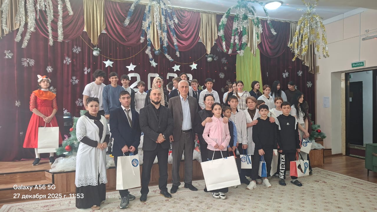38 ребят из детского дома№7 Избербаш, подопечные Министерства труда и социального развития РД  получили подарки на Новый год.