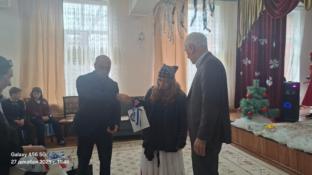 38 ребят из детского дома№7 Избербаш, подопечные Министерства труда и социального развития РД  получили подарки на Новый год.