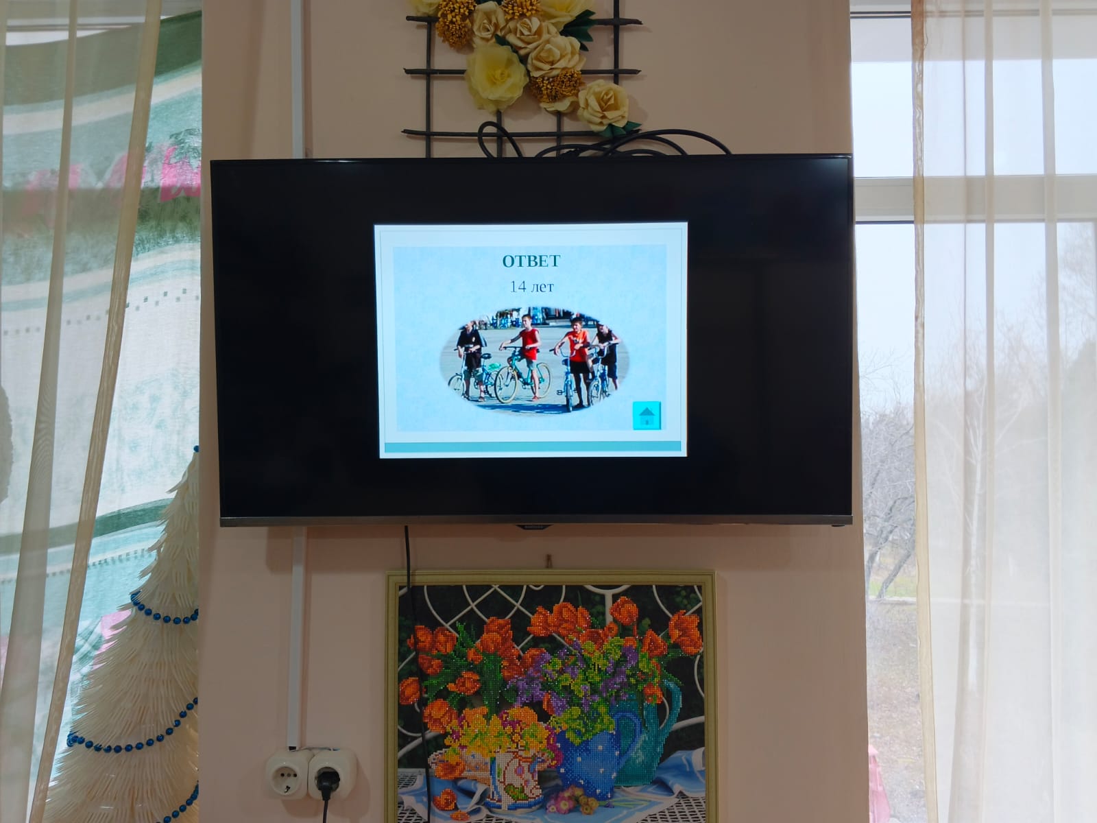 В детском доме №7 педагог т/о "Умелец" Гасайниев Г.Б. среди воспитанников групп провел интеллектуальную игру "Светофор". Состязались 2 команды.