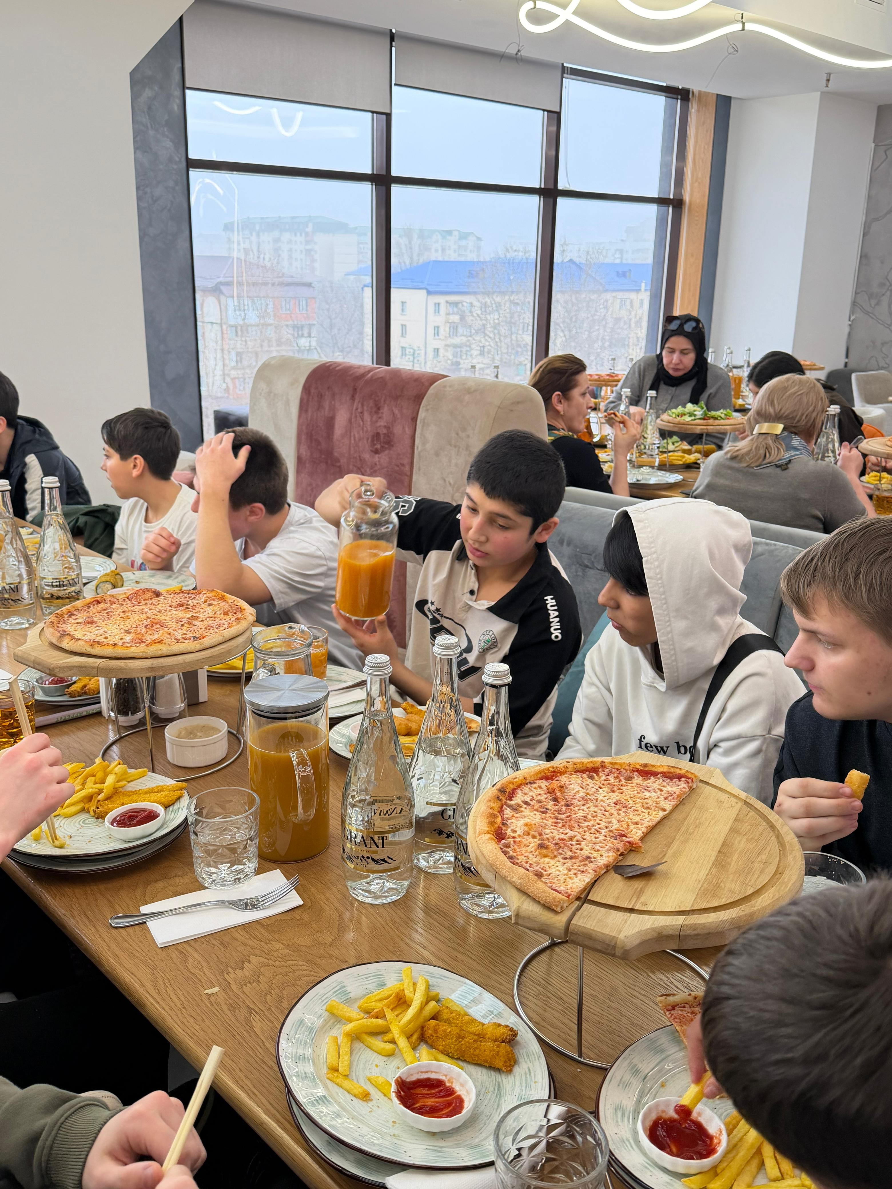 8 февраля благотворительный фонд «Живи и дари жизнь другим» организовал для воспитанников детского дома № 7 г. Избербаш поездку в детский клуб «Meow» в г. Махачкала.