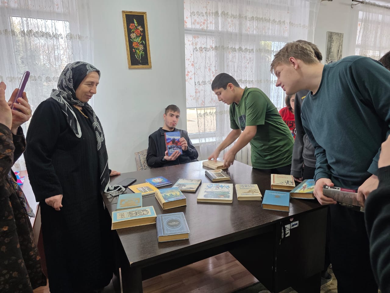 Дарение книг - дар знаний:   встреча с сотрудниками городской библиотеки г. Избербаш.