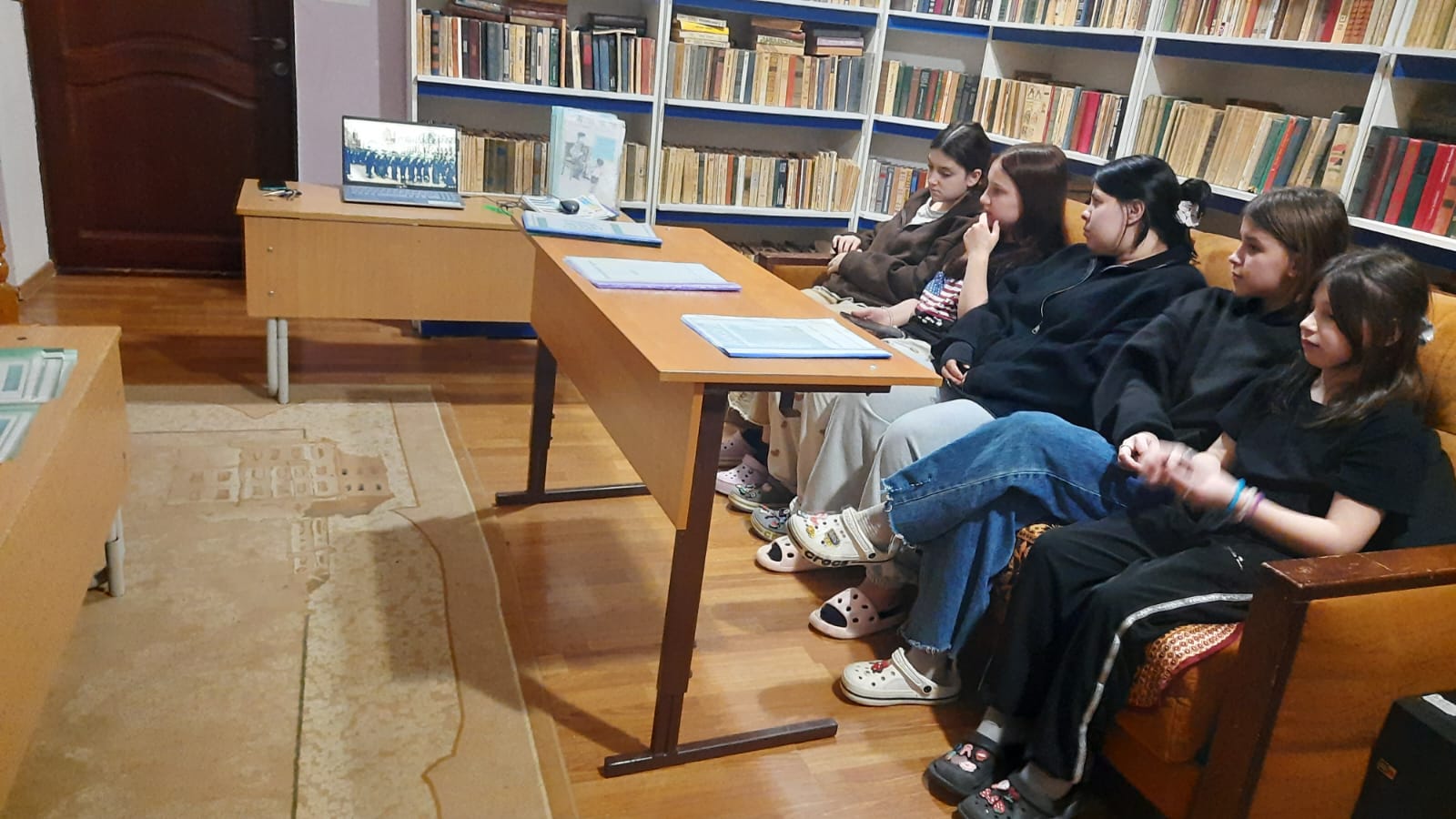 23 февраля в детском доме №7 прошла тематическая  беседа в честь празднования Дня защитника Отечества «Этих дней не смолкнет слава»