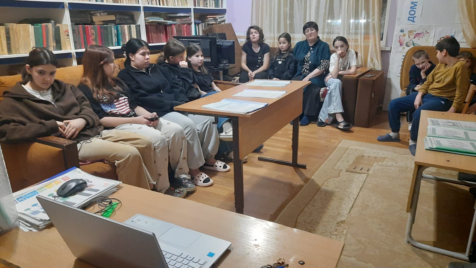 23 февраля в детском доме №7 прошла тематическая  беседа в честь празднования Дня защитника Отечества «Этих дней не смолкнет слава»