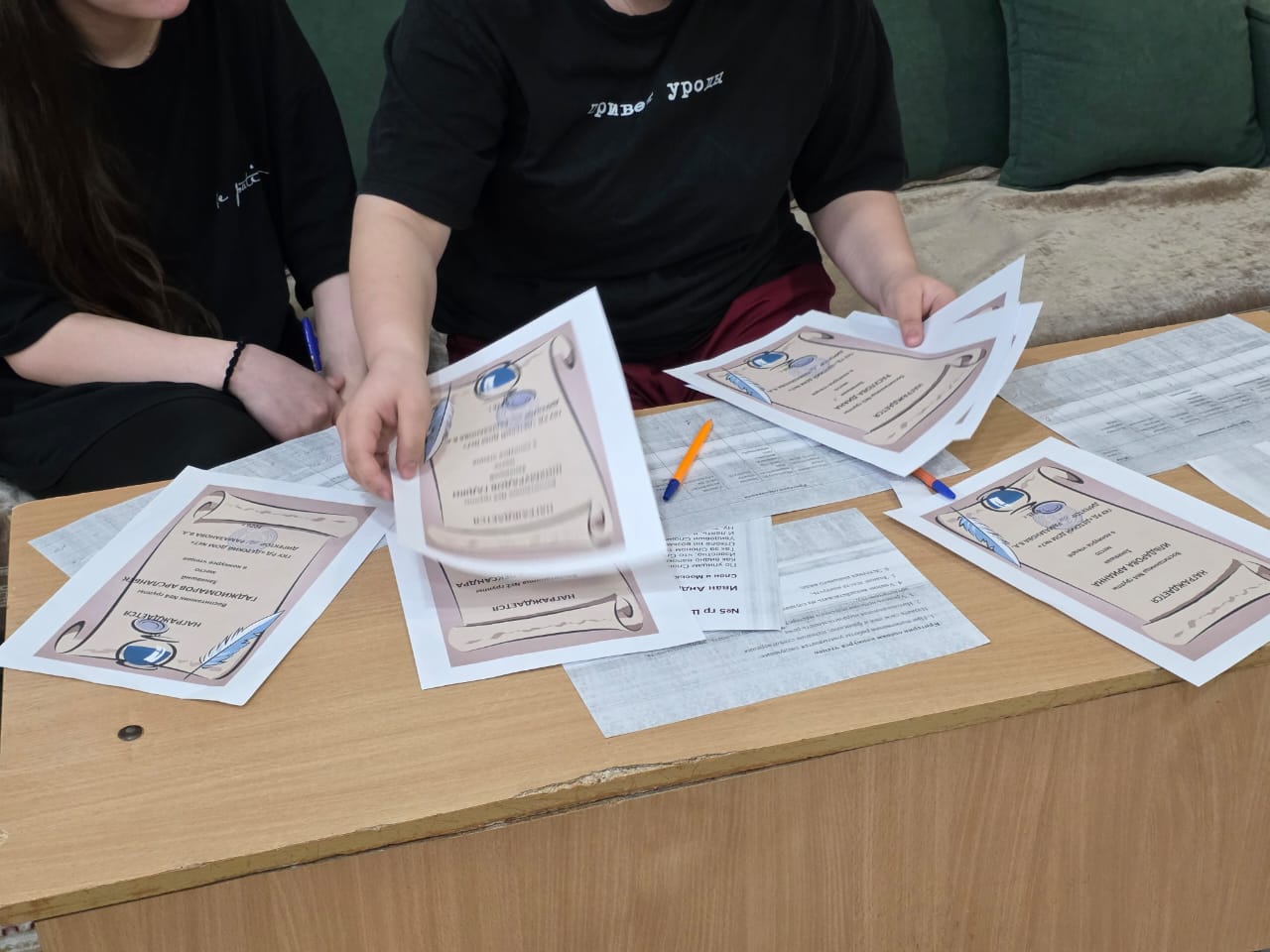 Поэзия чудесная страница  Для нас сегодня открывает дверь,  И чудо пусть любое сотворится  Ты главное в него всем сердцем верь!  Любовь и красота природы,  Дорога сказок, мир-любой, -  Подвластно все поэзии, попробуй!  И дверь в ее страну открой!