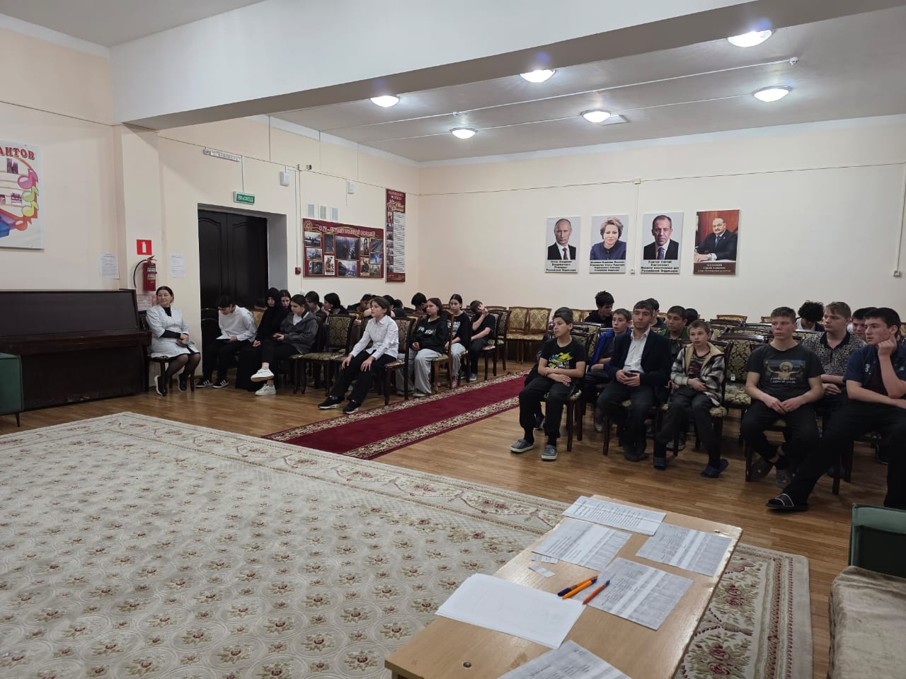 Поэзия чудесная страница  Для нас сегодня открывает дверь,  И чудо пусть любое сотворится  Ты главное в него всем сердцем верь!  Любовь и красота природы,  Дорога сказок, мир-любой, -  Подвластно все поэзии, попробуй!  И дверь в ее страну открой!